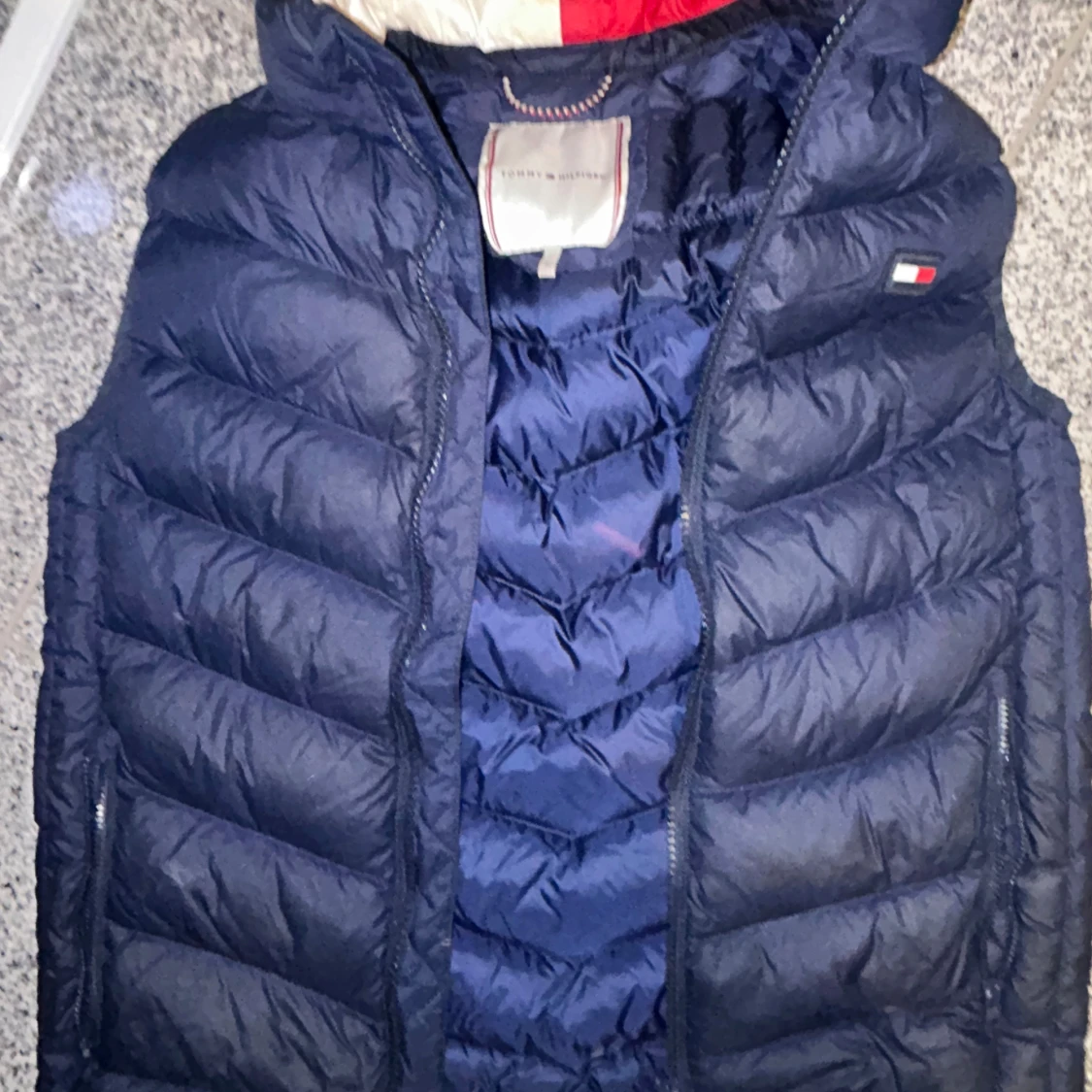 Mörkblå dunväst från Tommy Hilfiger