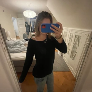 Svart stickad tröja med båtringning - Svart stickad tröja från Saint Tropez - Mon Row med snygg båtringning och diskret hålmönster. Långärmad och i mjukt material som sitter skönt på kroppen. Säljer pga liten användning❤️