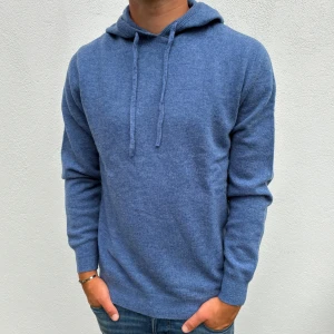 Kashmir/Merino hoodie - Blå Kashmir/Merino hoodie | Storlek M | Modellen är 177cm lång, passar lite längre | Endast testad, därför grymt skick | Hör av dig vid frågor🌟