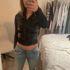 Svart Cardigan - Säljer en svart Cardigan från Gina. Jätte fin men har aldrig kommit t användning. Skriv vid frågor 🤗