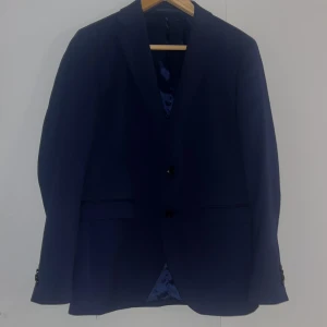 Mörkblå kavaj från Riley - Snygg mörkblå kavaj från Riley, mycket bra skick