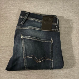 Replay Anbass jeans  - Snygga Replay Anbass jeans i mörkblå tvätt i storlek 31/32 