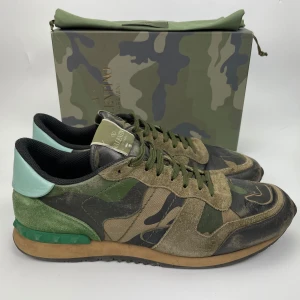 Valentino rockrunners  - Hej! Säljer nu dessa sjukt snygga valentino skor. Skorna är i okej skick ! Har bara skorna. Hör av dig vid frågor. 