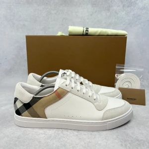 Burberry checked sneaker - Size 44  – Condition: 9,5/10, used three times  – What is included: Box, dustbag, card & extra laces  Size 42.5  – Condition: 9,5/10  – What is included: Only the sneakers  Retail price: 6800 SEK