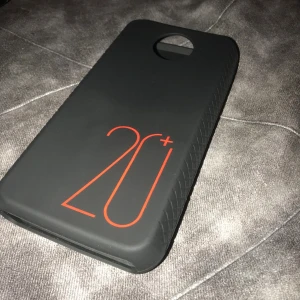 Powerbankskal HORUS HQ20 - Snyggt och oanvänd. Skalet har en modern look med röd 20+ logga och ger bra skydd mot stötar och repor. Inga synliga defekter eller slitage, i nytt skick.