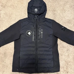 Sail Racing Höstjacka - Säljer denna riktigt snygga höstjacka från Sail Racing. Den är vattentät och vindtät. Storleken är för juniorer runt 160 cm men passar bäst för någon upp till 165. Den har använts några gånger men har inga defekter eller fläckar. Passformen är ganska slim och sitter väldigt fint på de flesta. Köptes för 3000 kr. Om det finns några frågor eller prisförslag är det bara att skriva.