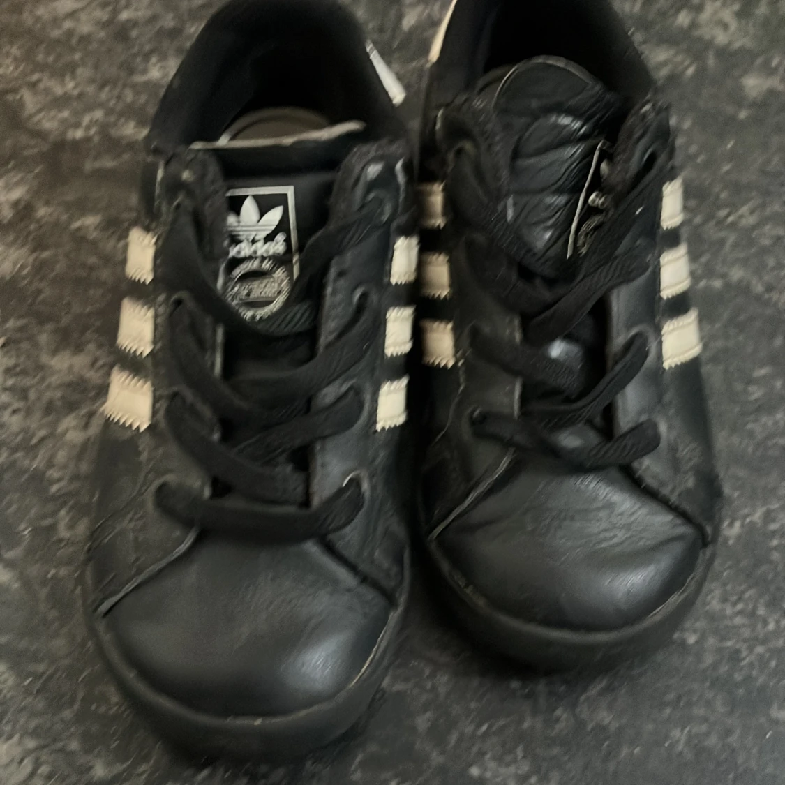 Svarta Adidas Superstar sneakers Stl 27