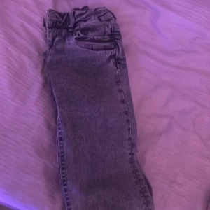 Grå jeans från Gina Tricot, storlek 158 - Säljer ett par grå jeans från Gina Tricot i storlek 158. Byxorna har klassisk femficksdesign, resår i midjan och är bootcut . Perfekta för dig som gillar en avslappnad och stilren look. Materialet är mjukt denim som är skönt att bära hela dagen.