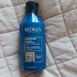 Redken Extreme Shampoo 500 ml - Oöppnad! Redken Extreme Shampoo i blå plastflaska, 500 ml. Innehåller protein och 3% strength complex för att stärka och reparera skadat hår. pH-balanserad formula, perfekt för känsligt och behandlat hår. Snygg och stilren design från Redken NYC. Ursprungspris 450 kr. 