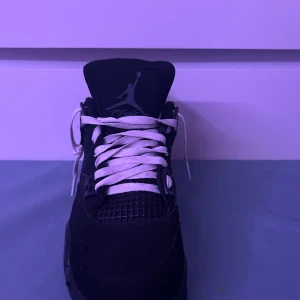 Svarta Nike Air Jordan 4 sneakers - Jordan 4 black car size 39. Kommer med svarta och vita laces 