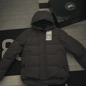 Canada Goose Macmillian 2025 season  - Jag säljer min macmillian i graphite 2025 modell då jag har tröttnat på den och är sugen på något nytt. kan tänka mig att gå ner i pris vid snabb affär. Bara skriva för mer frågor om jackan👌🏽