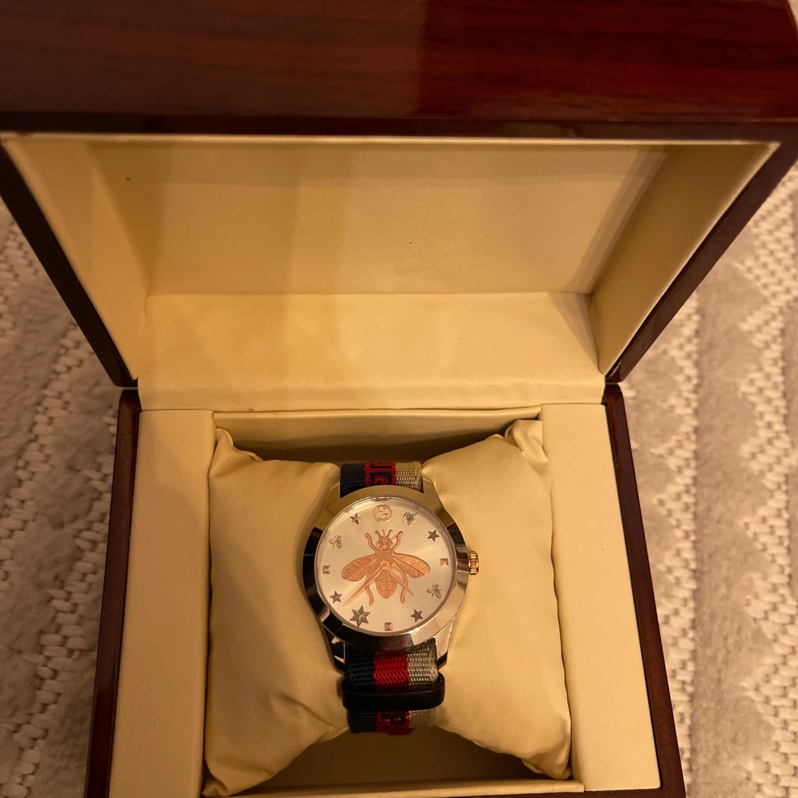 Gucci klocka med bi-motiv - 1