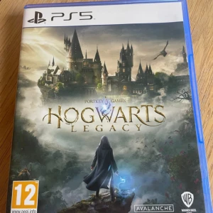 Hogwarts Legacy PS5 - Säljer Hogwarts Legacy – spelet är i mycket gott skick, inga synliga repor eller skador på skiva eller fodral. Ett öppet värld-rollspel i trollkarlsvärlden där du som elev på Hogwarts School of Witchcraft and Wizardry får kasta trollformler, skapa trolldrycker, utforska klassiska miljöer som Hogsmeade och Den Förbjudna Skogen och avgöra din egen magiska framtid.