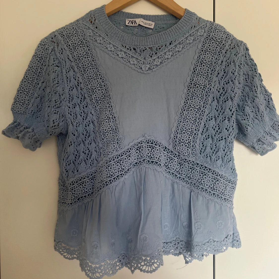 Blå spetsblus från Zara