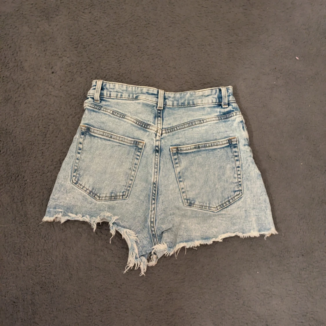 Ljusblåa high waist jeansshorts - 1