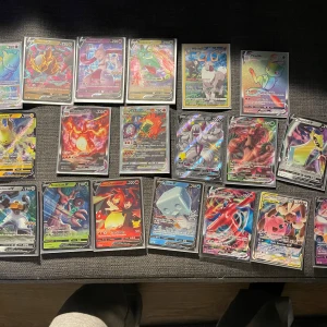 Hej här säljer jag mina Pokémon kort har haft dom nu ett tag och vill nu sälja dom ni kan lägga pris förslag - Är sugen på att sälja dom nu när jag inte är inne i den värden med Pokémon kort? 