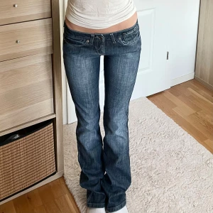 Nya vintage lågmidjade jeans  - Jättefina jeans som är helt nya med lappar kvar, strl: en mindre S 🩷// midja 36,5cm tvärsöver, innerbenslängd 85cm jag är 173 för referens  