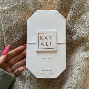 Kayali Vanilla | 28 100ml - Kayali Vanilla | 28 Eau de Parfum i snygg flaska, 100 ml. Perfekt för dig som vill ha en trendig och populär doft i samlingen. Levereras i originalförpackning. 
