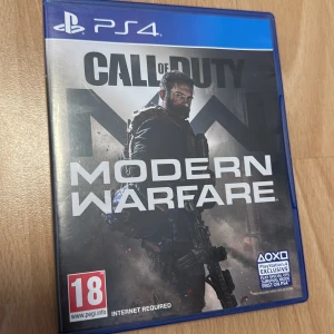 Call of Duty: Modern Warfare (PS4) - Call of Duty: Modern Warfare till PlayStation 4. Komplett med fodral och skiva i fint skick. Spännande kampanj, multiplayer och special ops-läge. PEGI 18. Internet krävs för vissa funktioner. Perfekt för actionälskare!