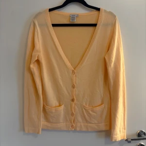 Kofta från Filippa k  - Snygg kofta från Filippa K, storlek s. Fin färg och i nytt skick💕pris kan diskuteras 