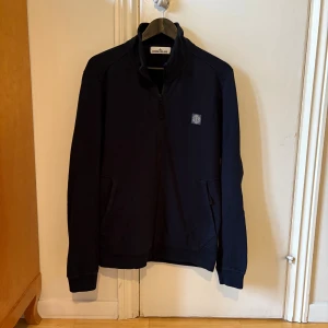 Stone Island ziptröja - Mörkblå ziptröja,  två sidfickor med dragkedja. 