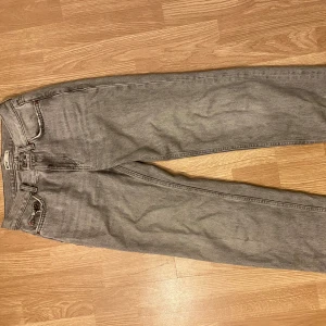 Grå jeans från g perfect jeans, stl 32 - Säljer ett par grå jeans från g perfect jeans i storlek 32. Klassisk femficksmodell med raka ben och normal passform. Säljer då dom e för små 