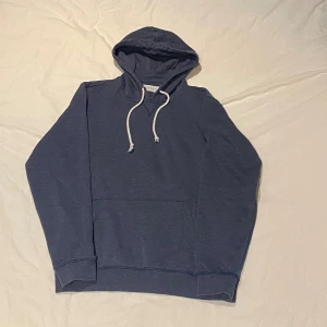 Pier One Hoodie - Mysig mörkblå hoodie från Pier One med vit snörning 