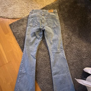 Gina tricot bootcut jeans ljusblå - Ljusblåa jeans med klassisk bootcut-passform.  Normal midja och är tillverkade i slitstarkt denim. Perfekta för dig som gillar retrovibbar och en avslappnad stil.