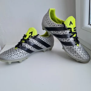 Adidas Ace 16.3 Silver FG/AG strl 40 2/3 - Använda fotbollsskor men i mycket bra skick. Till för spel på konstgräs och naturgräs. Storlek 40 2/3.