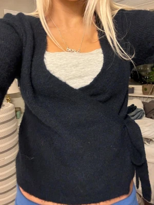 Mörkblå knyt kofta - Mörkblå knyt kofta från Gina tricot. Storlek m men skulle säga att den passar xs/s oxkså eftersom den går att knyta tajtare eller lösare.