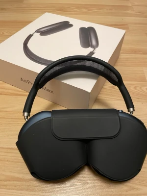 AirPods Max - Tja jag säljer mina AirPods Max då jag inte har lika stor användning för dem och behöver pengar. Det är Appel AirPods Max med USB-c laddning. Varför jag säljer dem såpas billigt är för att den vänstra hörluren är lite böjd som man ser i bild tre, men man märker inte av någon när man har på sig dem samt att ljudet inte har påverkar på något sätt, men även att dem har några lätta täcken på användning(några små repor men det märks inte förräns på nära håll ) hör gärna av dig om du har mer frågor:)
