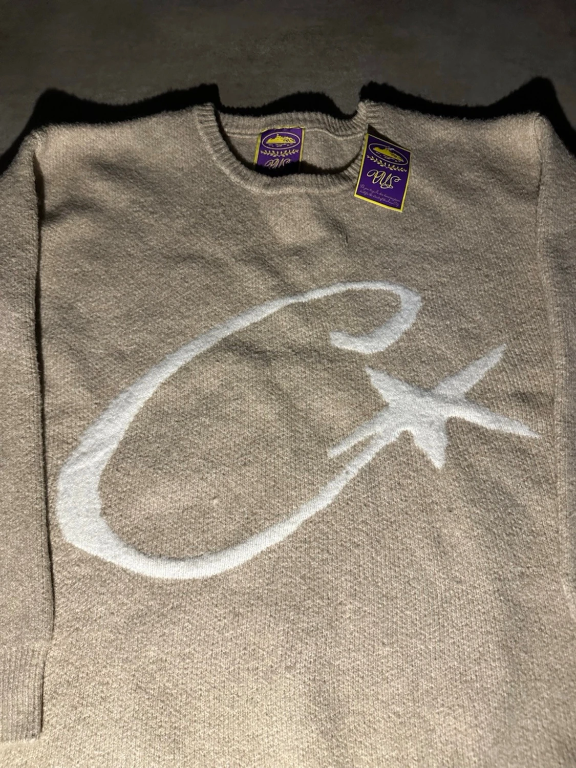 Beige stickad tröja med vit stjärna - 1