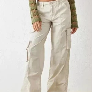 Beige y2k cargobyxor från BDG Urban Outfitters - Säljer ett par beige cargobyxor från BDG Urban Outfitters. Köpt för 677kr