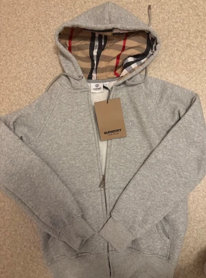 Burberry zip hoodie - Säljer denna för den är för liten på mig, denna är i storlek S men sitter mer som XS. Jag är 180 och den är för kort, Passar förmodligen bra till 170 och under. Pris kan diskuteras vid snabb affär men lägger redan ut billigt.