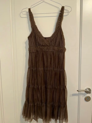 Brun tyllklänning från only - Fin sommarklänning med volang.