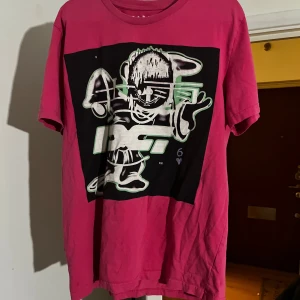 Rosa Drain gang t-shirt med grafiskt tryck - Cool rosa t-shirt från drain gang. grafiskt tryck framtill i svart, vitt och grönt. Klassisk passform och rund hals. Kan mötas i Stockholm :) Swish or cash🍀