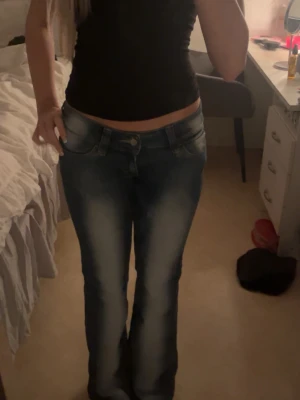 Blå bootcut jeans från Cheap Monday - Säljer ett par blå bootcut jeans från Cheap Monday. storlek 25/32 eller 25/30 är inte helt säker då ja beställde dem second hand men dem är någon mellan de 2 storlekarna. säljer jeansen för billigare då lappen har åkt upp lite men så var dem när jag fick dem. går att sy fast enkelt😊