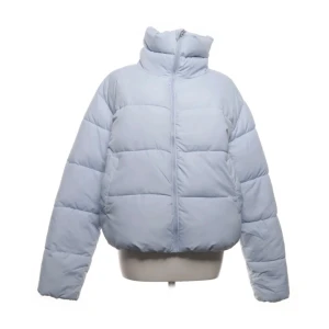 Ljusblå vinterjacka - Säljer en ljusblå vinterjacka från Lager 157 i fint skick. Är öppen för prisförslag!