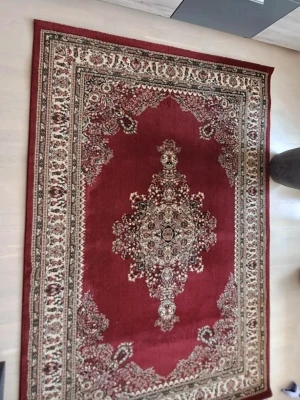 Marrakesh matta - Ge ditt hem en uppfräschning med denna stilrena matta! Använd i cirka ett år och fortfarande i utmärkt skick. Storleken står tydligt angiven på mattan, så du vet exakt vad du får. Perfekt för att skapa en mysig och inbjudande atmosfär i vilket rum som helst. Missa inte chansen att göra ett riktigt fynd!