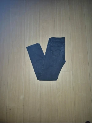 Mörkblå skinny jeans från L.O.G.G. - Säljer ett par mörkblå jeans storlek 28/28