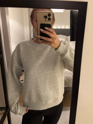 Sweatshirt  - Grå sweatshirt ifrån Gina Tricot