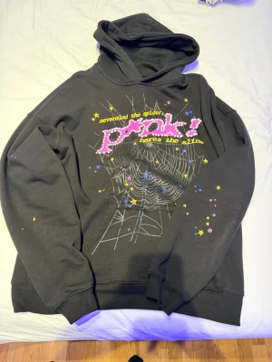 Sp5der Pink hoodie  - Sp5der Pink hoodie I nytt skick och har inga skador. Storlek XL står det men det passar mer till M/L. Schysst och bra pris för både killar o tjejer 