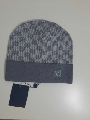 Grå mössa - Helt ny grå mössa för 265kr skickas samma dag som den köps för mer frågor kontakta mig kom med bud