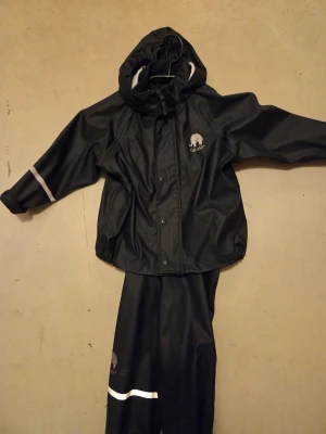 Ofodrad regnställ strl 90 - Säljer ett ofodrat regnställ i strl 90, den är i fint skick 