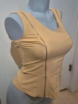 Gul ärmlös topp med dragkedjor - Säljer en gul ärmlös topp med två dekorativa dragkedjor framtill som ger en cool och modern vibe. Toppen har v-ringad hals och är figurnära i passformen. Storlek S/M 💛 ingen storleksetikett 🛍