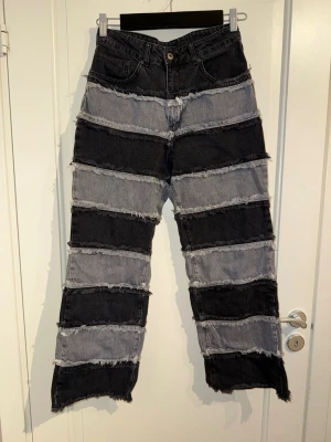Svarta och gråa Raggad jeans  - Coola jeans med något kortare ben, passar 163 perfekt.