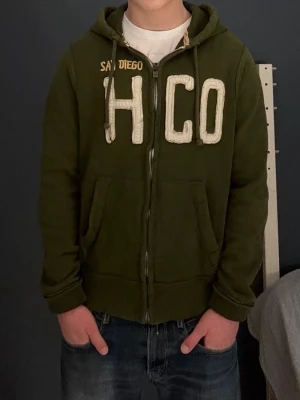 Hollister kofta - Säljer nu denna riktigt snygga vintage Hollister koftan i väldigt bra skick. Storlek: M/L. Pris 699kr. Skriv vid frågor eller för mer bilder! 🤩OBS (ljuset på andra bilden gör att färgen ser mycket ljusare ut) 