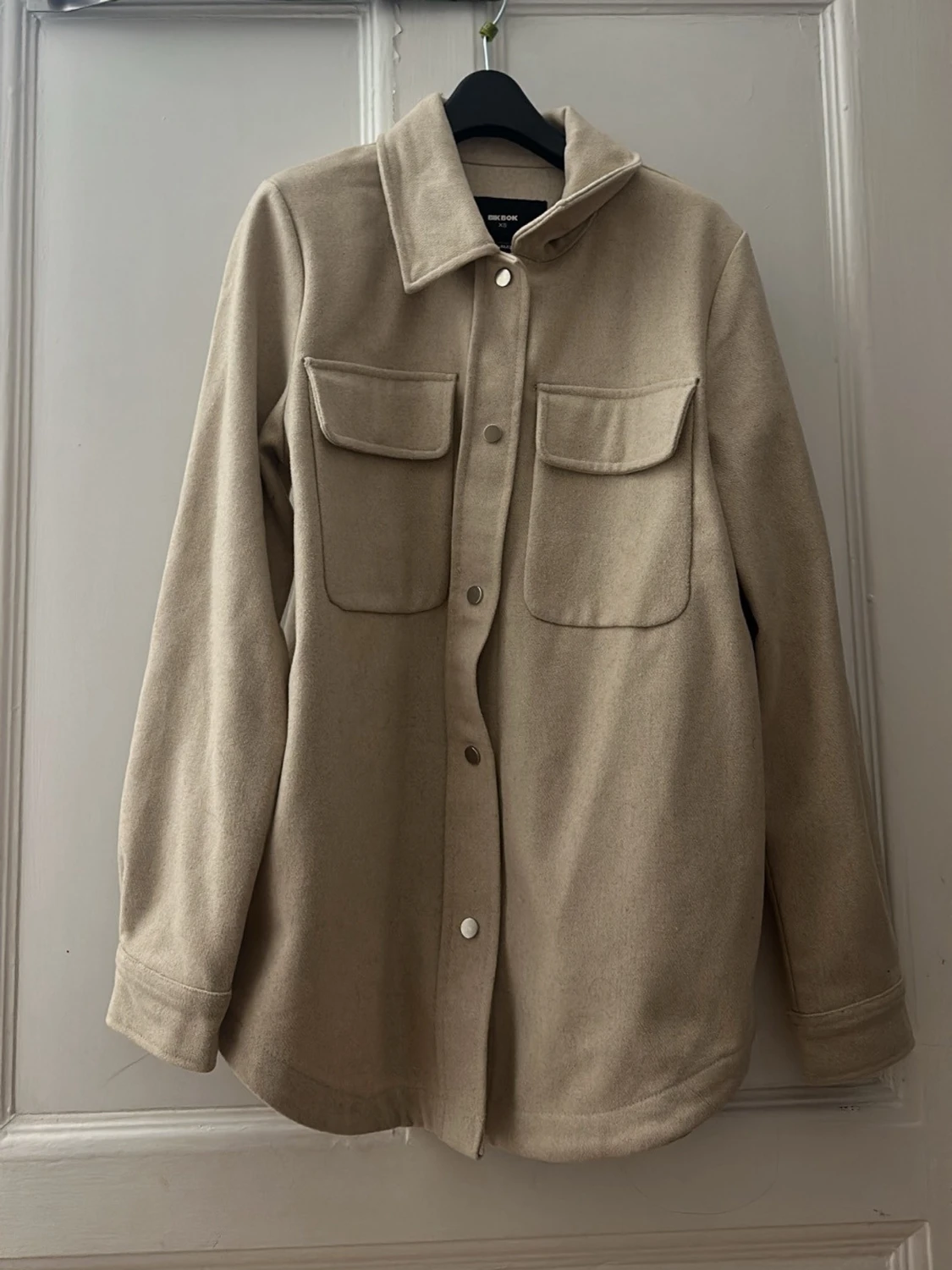 Beige overshirt från Bik Bok
