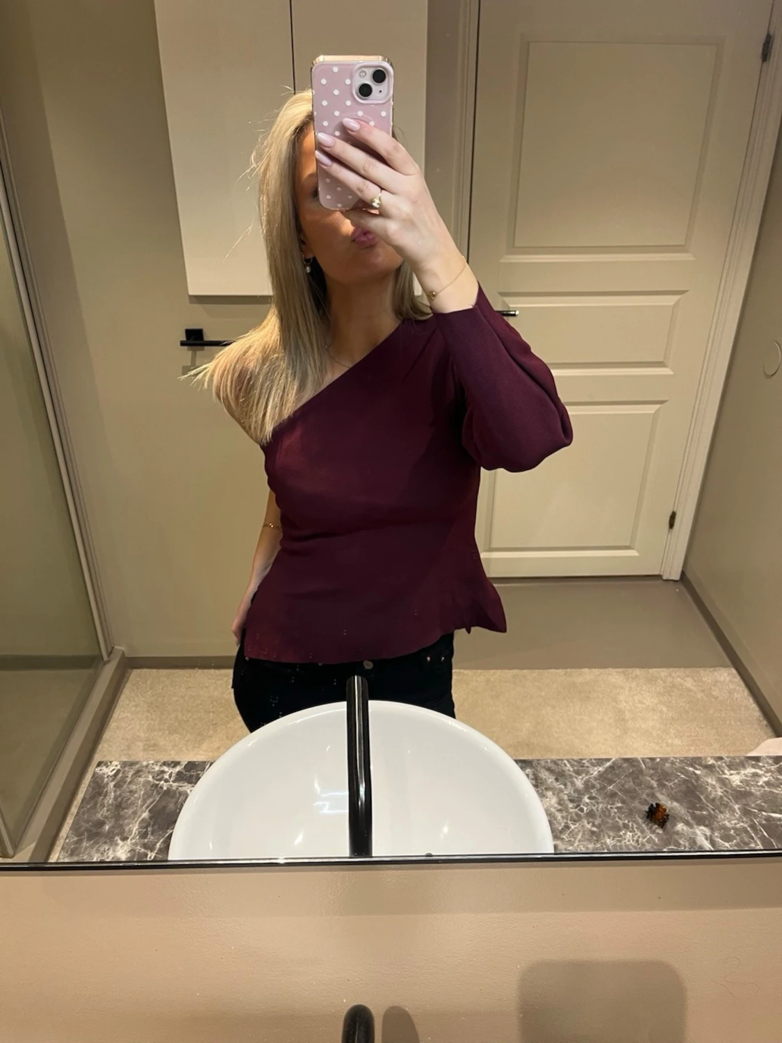 Vinröd oneshoulder topp