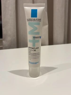 La Roche-Posay Effaclar Duo+M ansiktskräm - ANVÄND 1 GÅNG-  YTTERST LITE ANVÄNT!!! Ungefär av 40 ml kvarstår 36 ml. Krämen har en lätt formula och är framtagen för att motverka orenheter och reducera märken. 